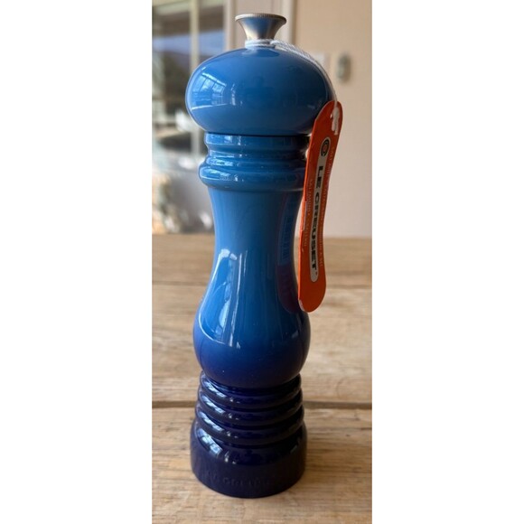 Le Creuset Acrylic Classic Manual Salt Mill 8 in Azure Blue NEW NWT - Picture 1 of 7
